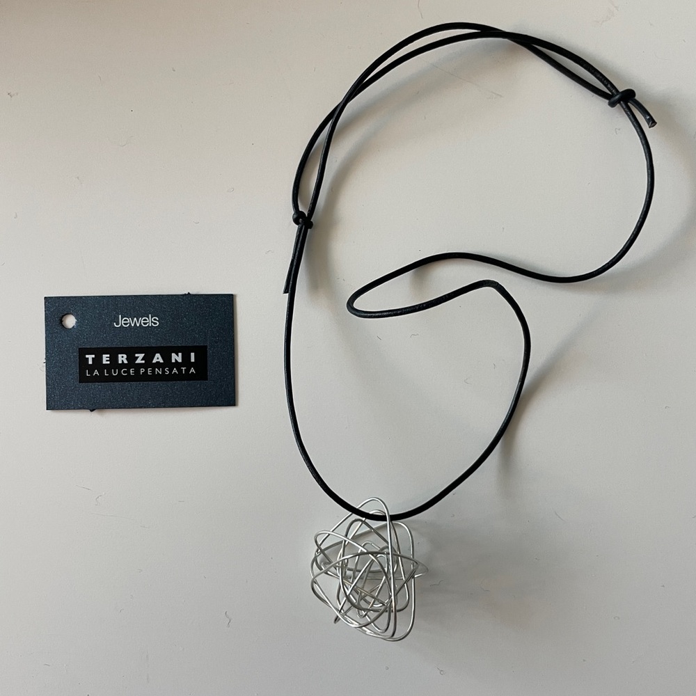 Silver tone Wire Pendant Necklace